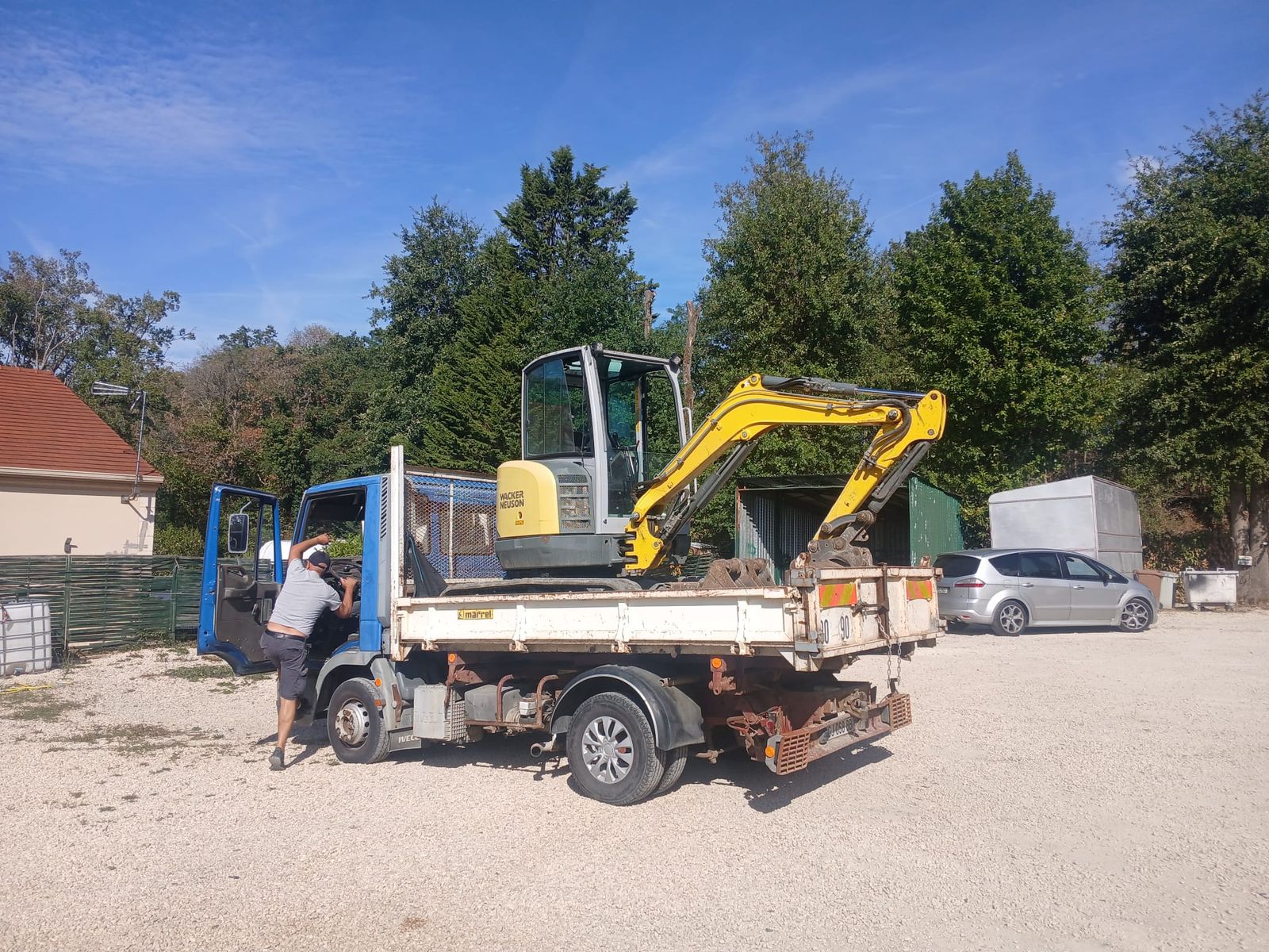 Camion et mini-pelle — terrassement
