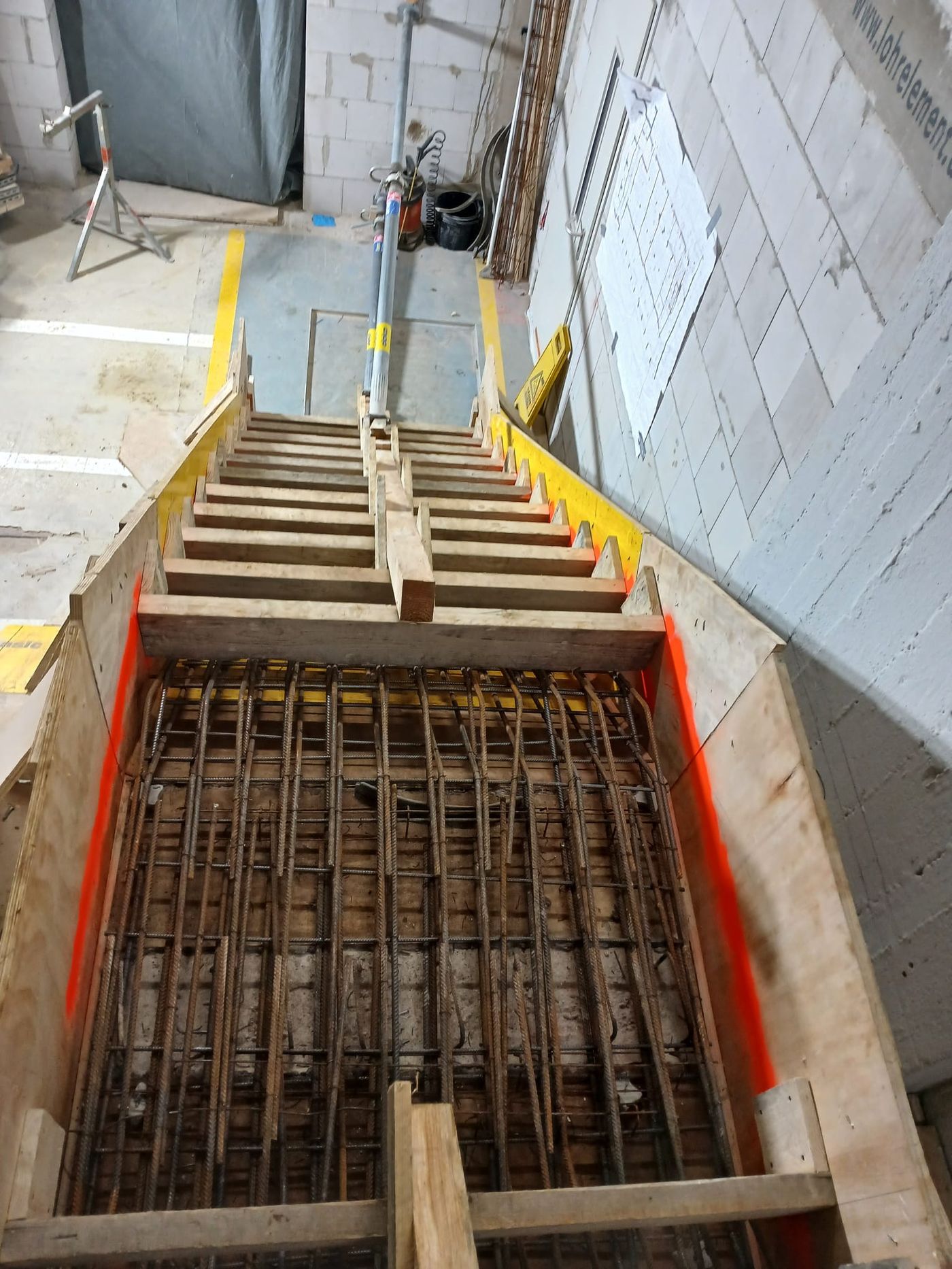 Cage d'escalier — coffrage bois