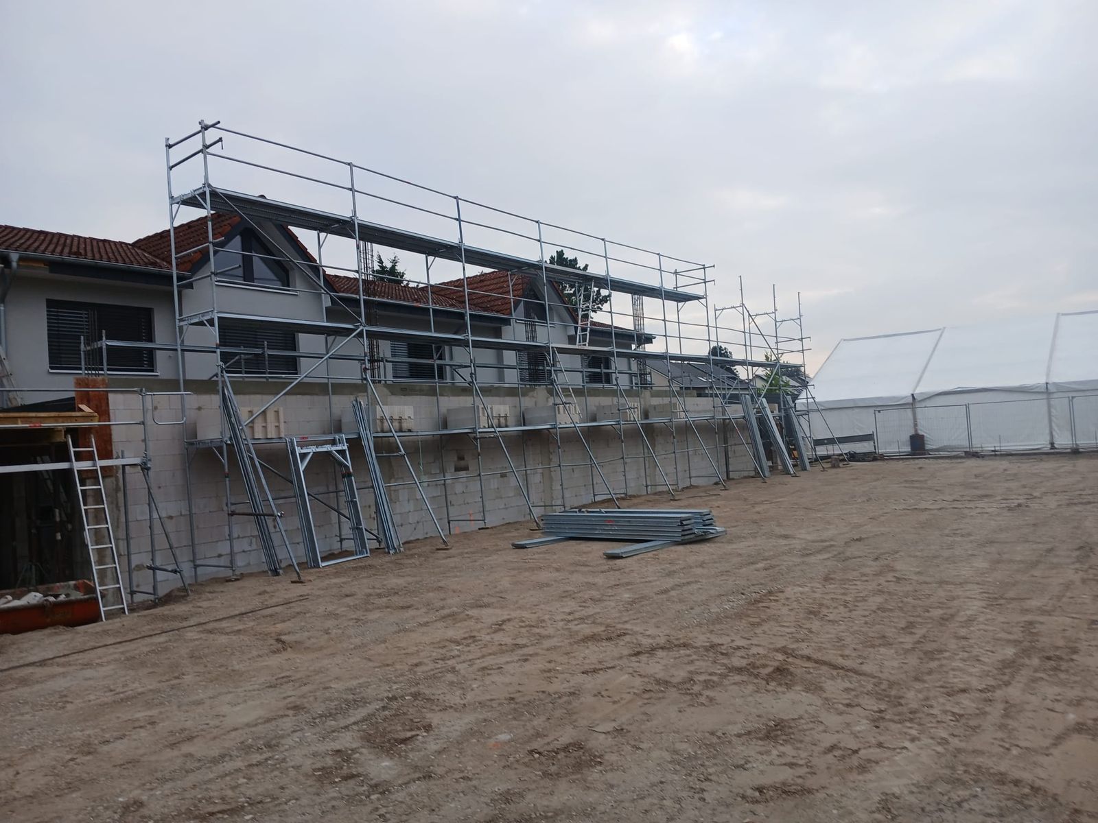 Échafaudage — élévation du bâtiment