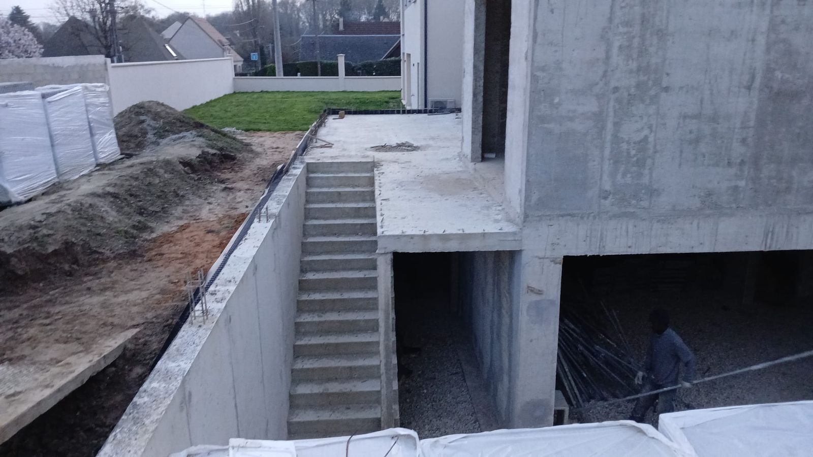 Escalier béton — accès garage