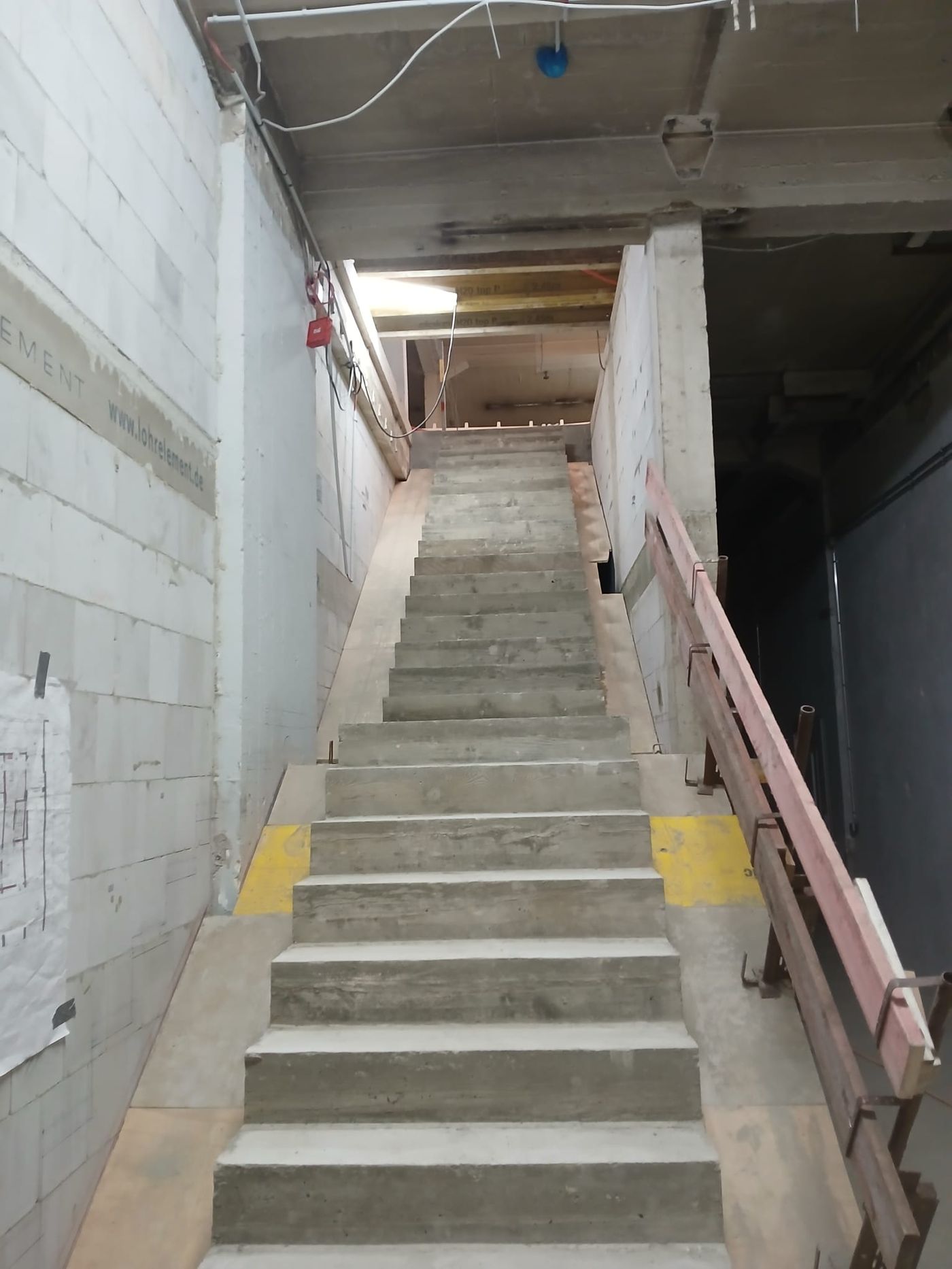 Escalier carrelé — accès étage