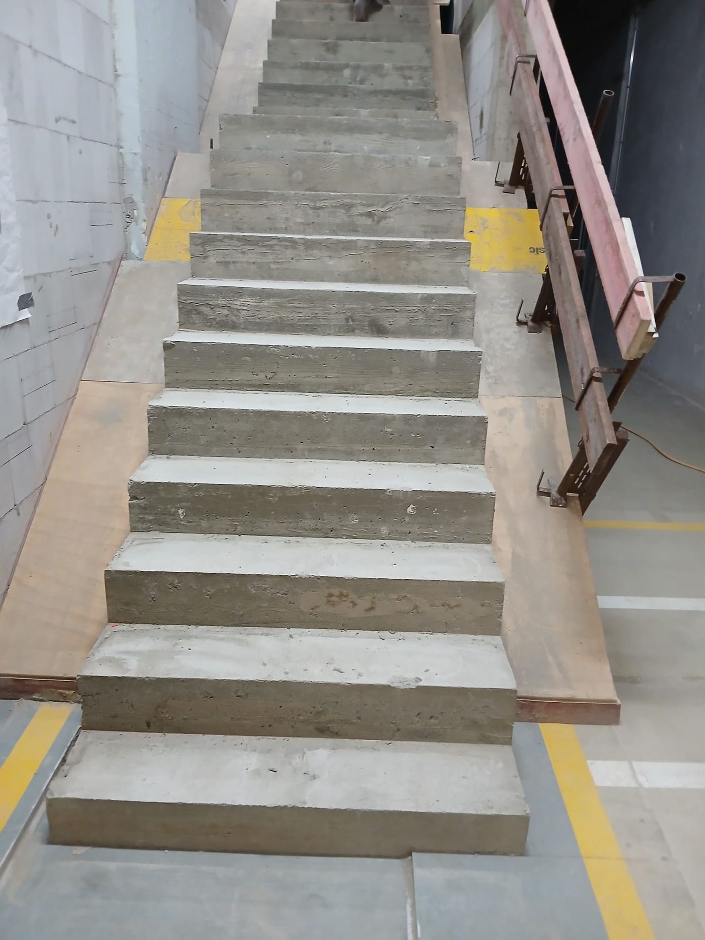 Escalier carrelé — nez de marche sécurisé
