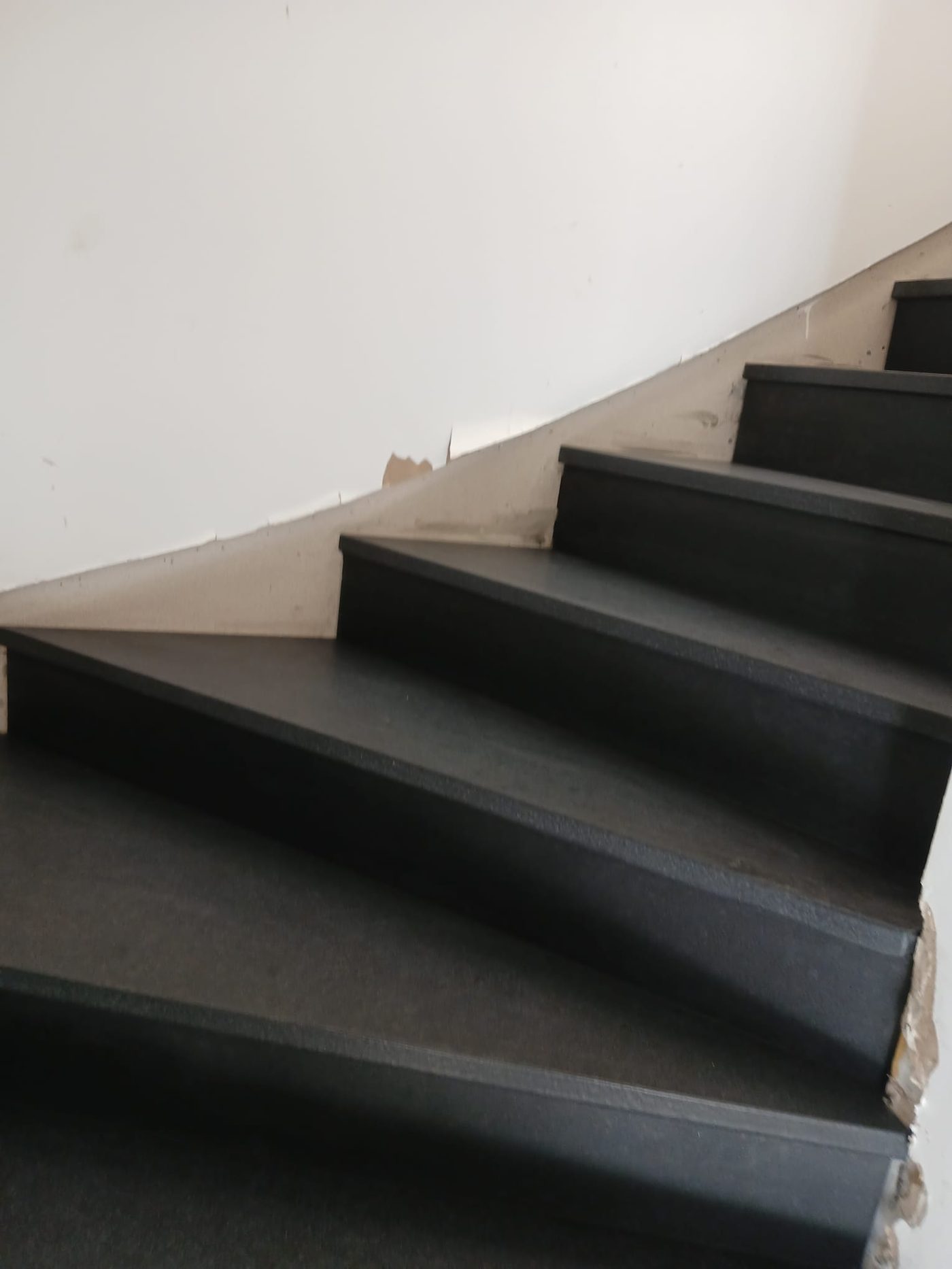 Escalier courbe en béton ciré