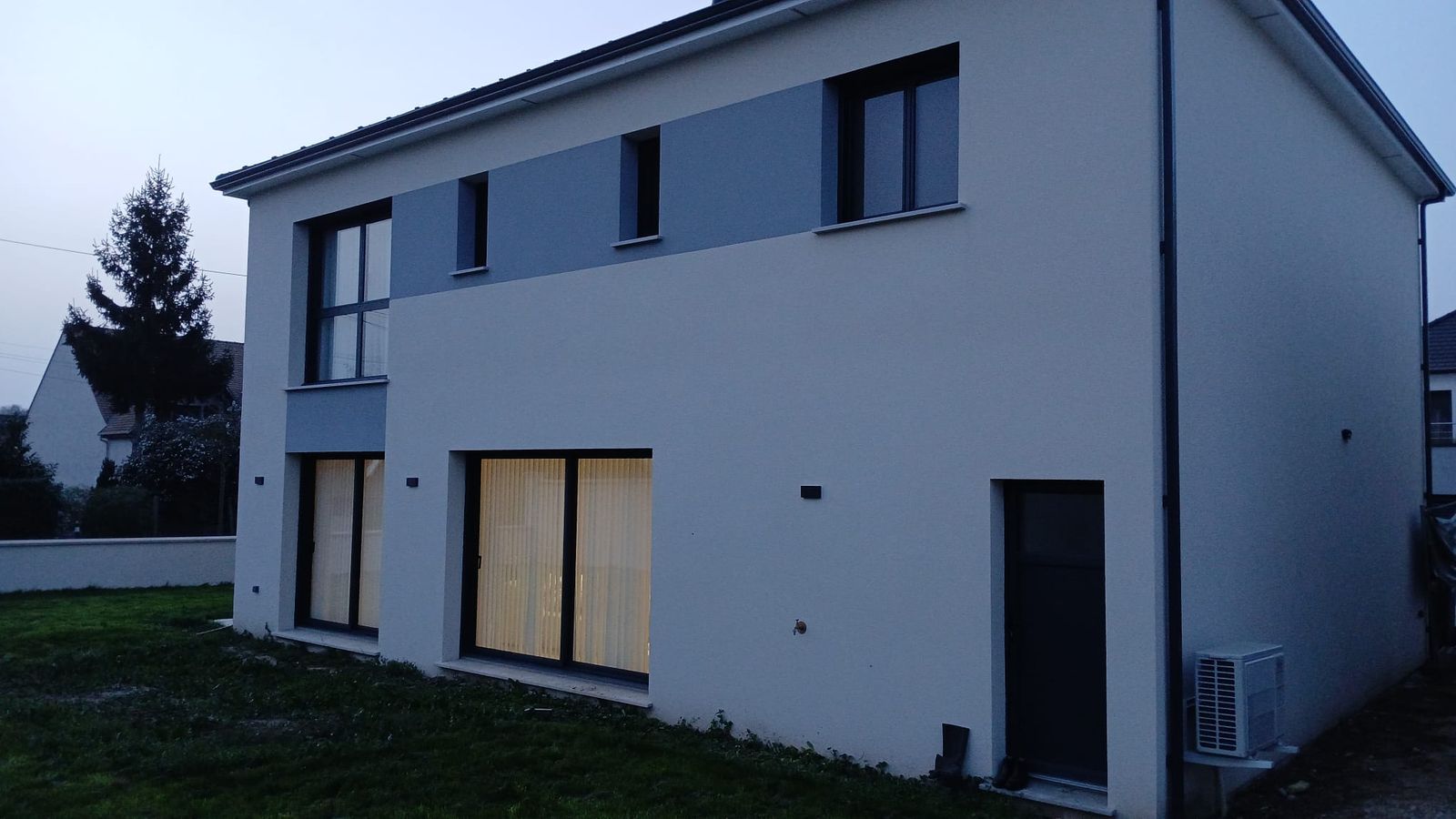 Façade moderne — enduit bicolore