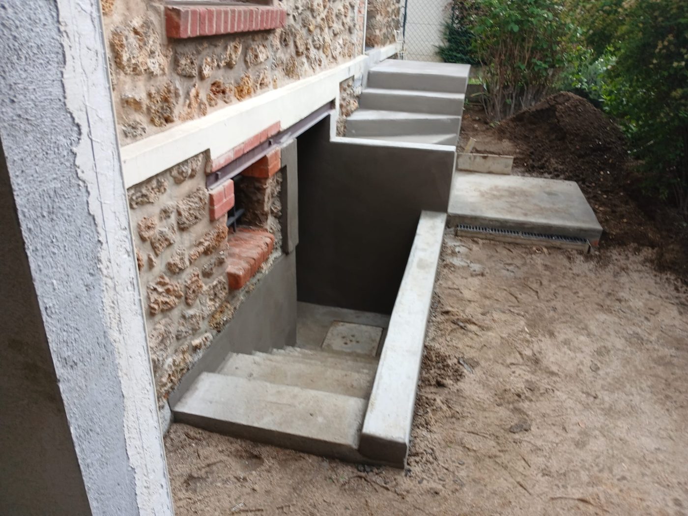 Façade en pierre apparente rénovée