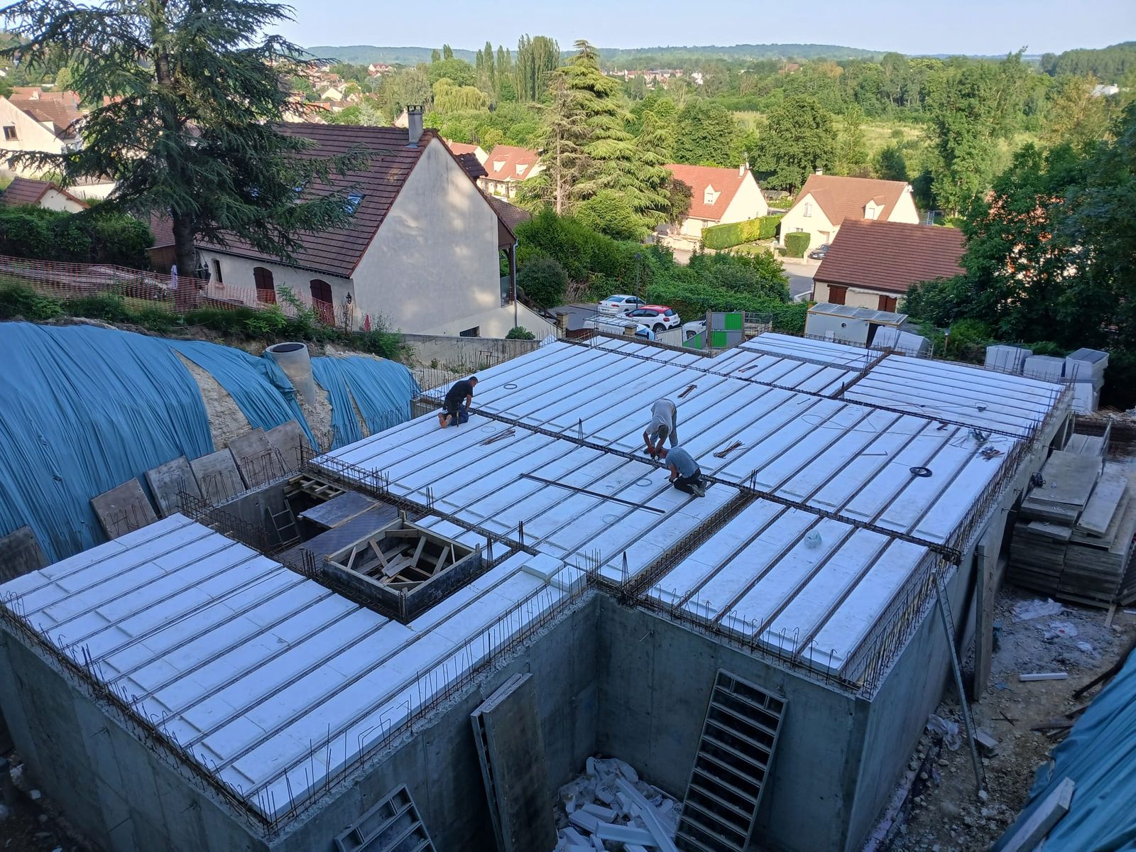 Fondation — vue d'ensemble avec grue
