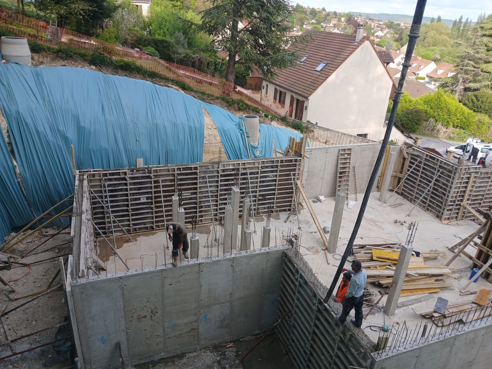 Fondation — poteaux en cours de coulage