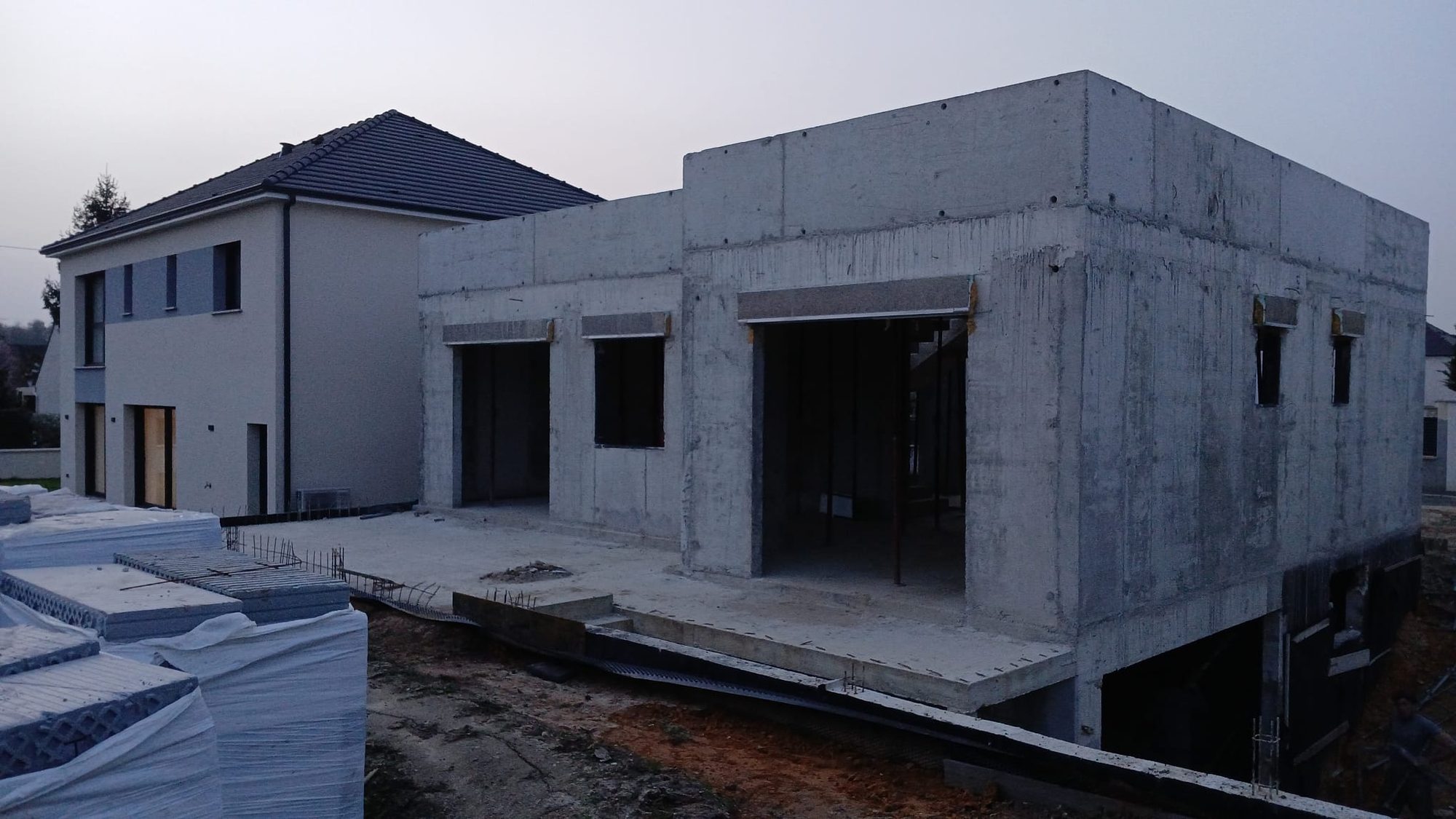 Structure en béton armé d'une maison contemporaine en cours de construction