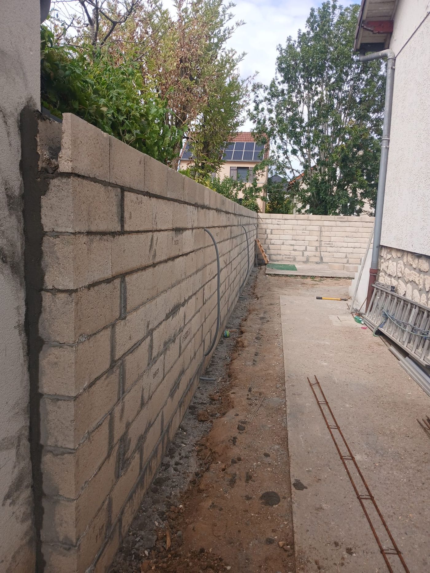 Mur de clôture — vue longue