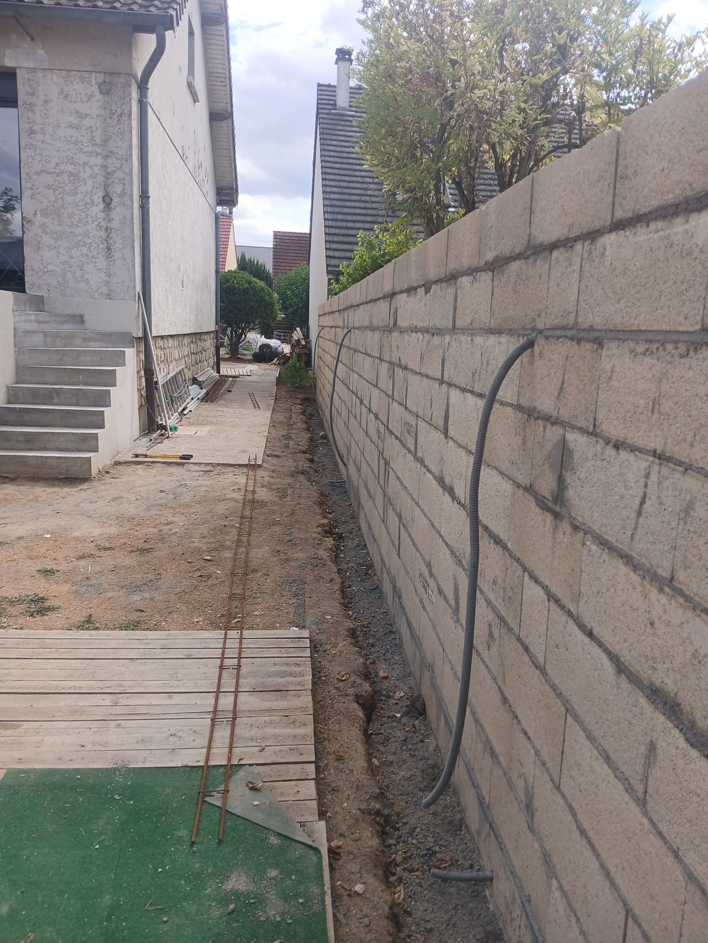 Mur en parpaings — clôture de terrain