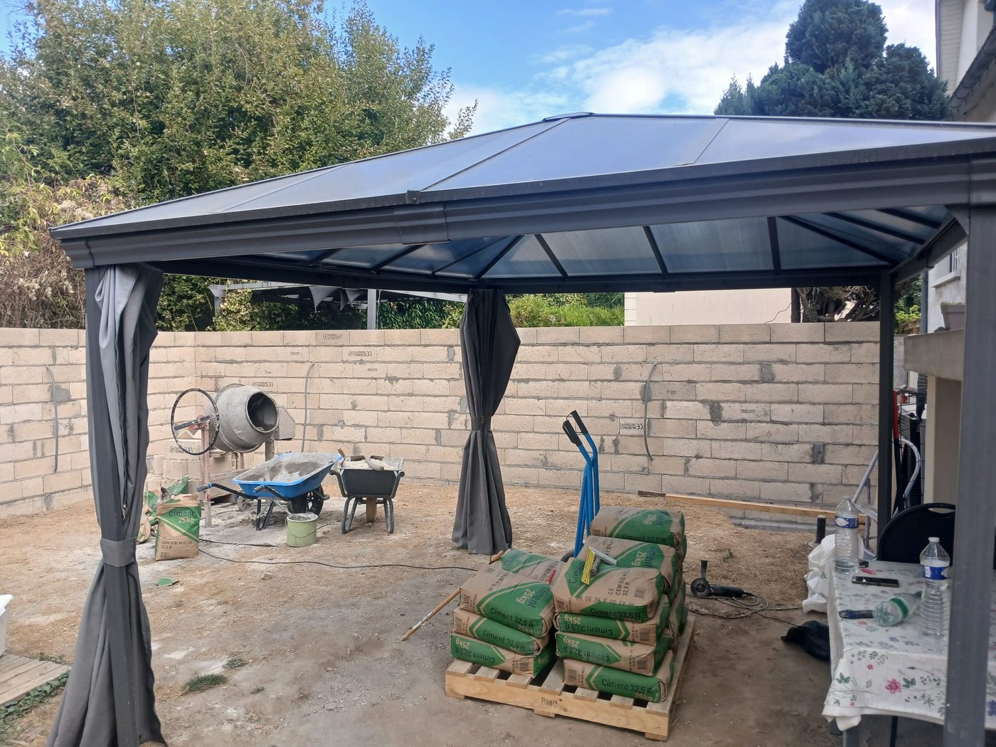 Aménagement extérieur avec pergola et espace de jardin