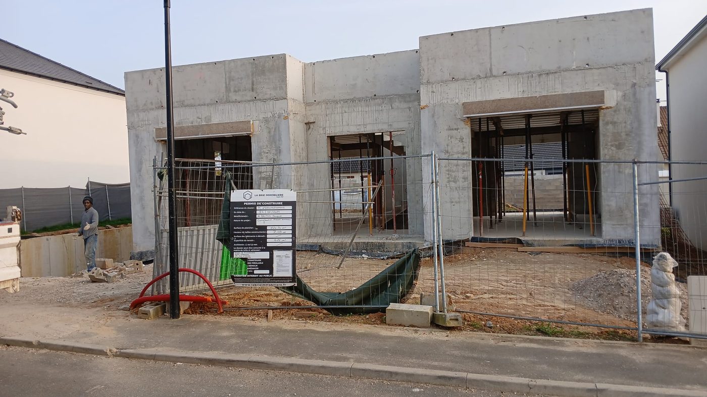 Démolition et mise à nu d'une structure en béton avant travaux