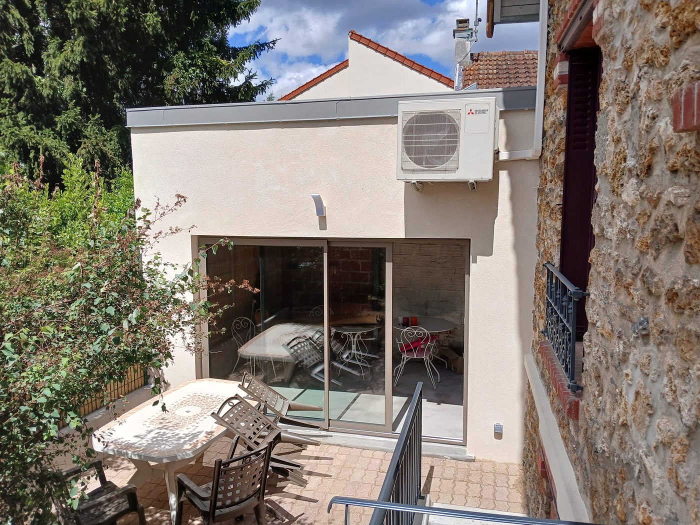 Terrasse et baies vitrées d'une maison rénovée