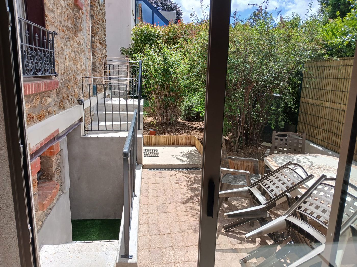 Vue sur le jardin depuis la terrasse
